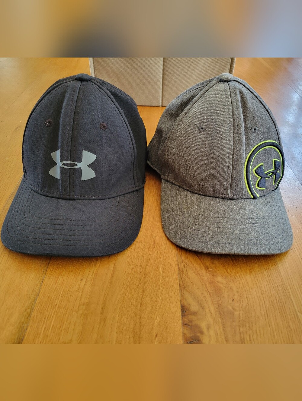 Youth Under Armour Hats bundle size small/medium